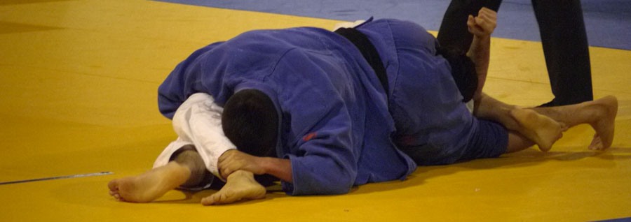A triangle hold and strangle at the 2010 Belgian Open (sankaku jime)