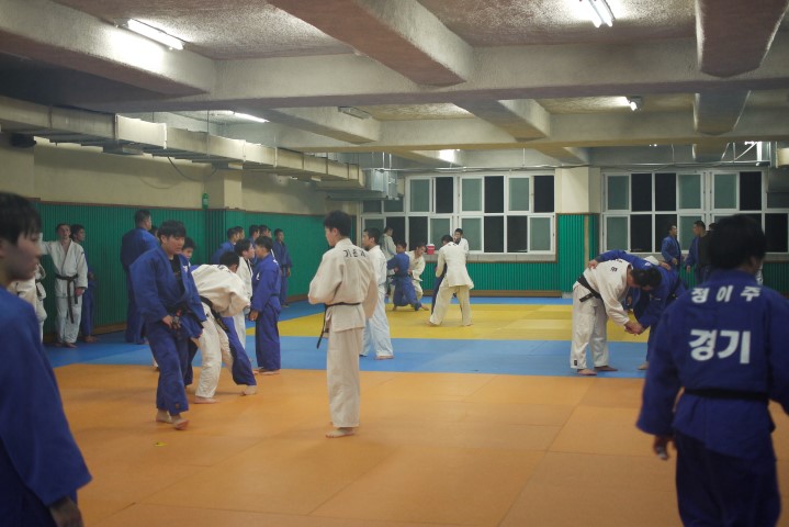 Tachiwaza randori in the judo hall at Kyung Min college